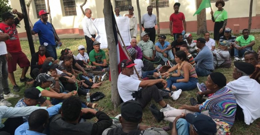 Grupo de campesinos de El Seibo vuelven a manifestarse frente al Palacio Nacional