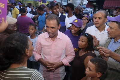 El candidato a alcalde del Distrito Nacional por el PLD, Domingo Contreras, se confunde con ciudadanos de la circunscripción número tres durante “un casa a casa” este fin de semana en diversos sectores de la zona norte de la ciudad de Santo Domingo.